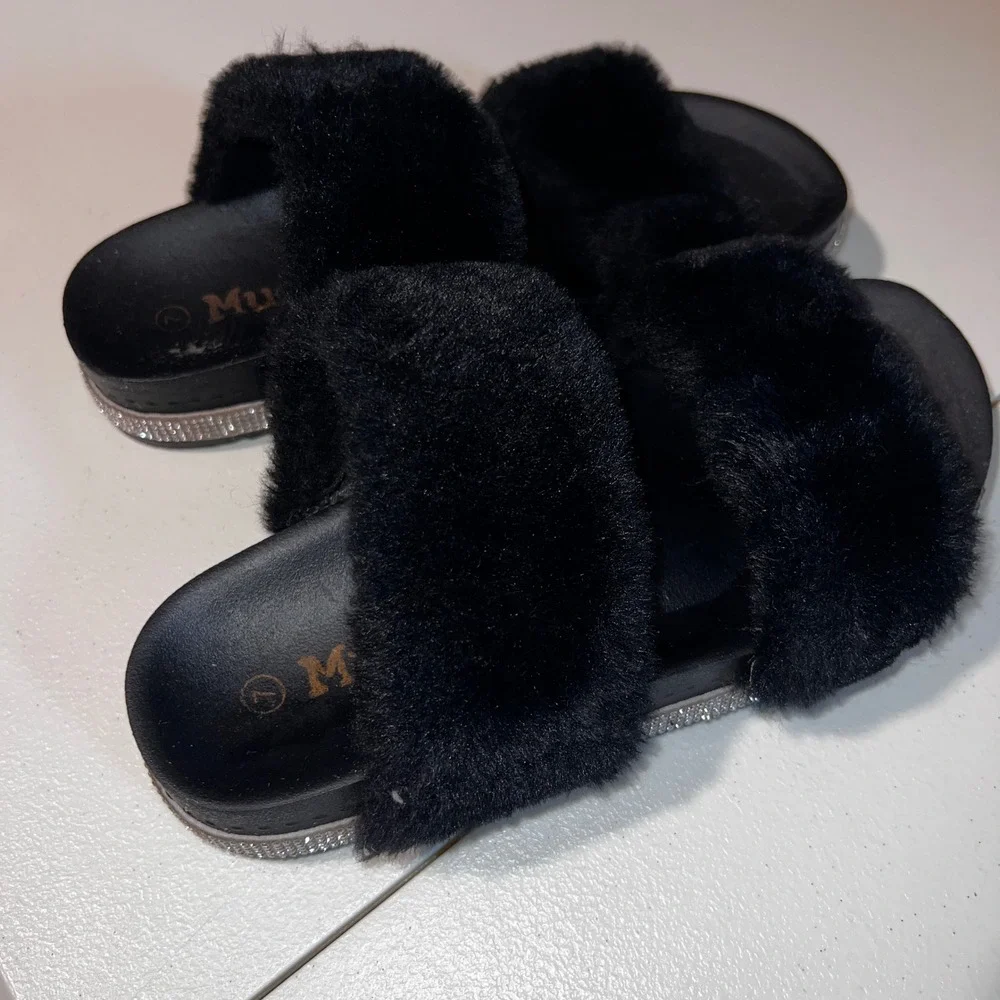 Mudd Fuzzy Slide Sandals‎ Rhinestone Detail Slip On Shoes Size 7
